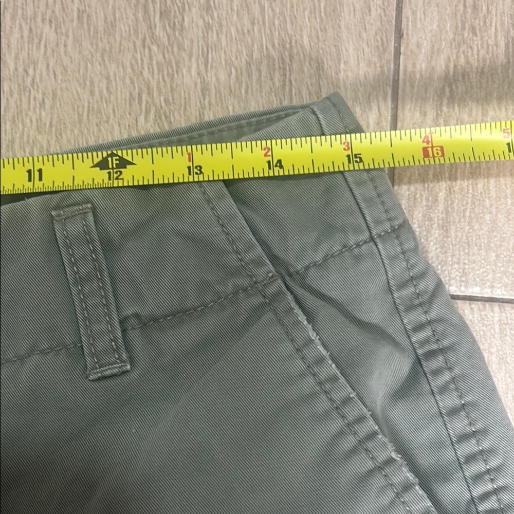 GAP Army Green Bermudas Relaxed Fit Shorts - Picture 3 of 5